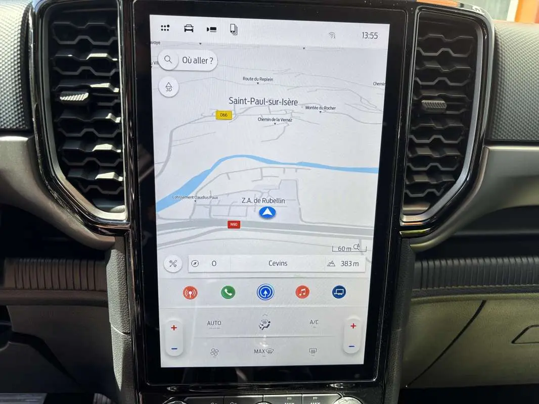 Écran tactile central du Ford Ranger 2026 blanc glacier, affichant la navigation GPS avec ventilation et commandes multimédia.