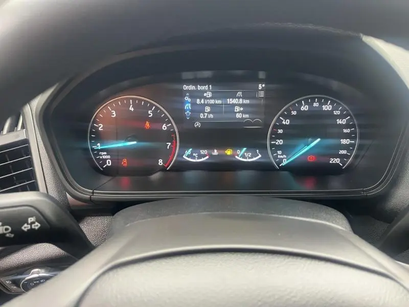 Tableau de bord du Ford EcoSport 1.0 EcoBoost 125ch Titanium 2021 avec affichage numérique et compte-tours éclairé.