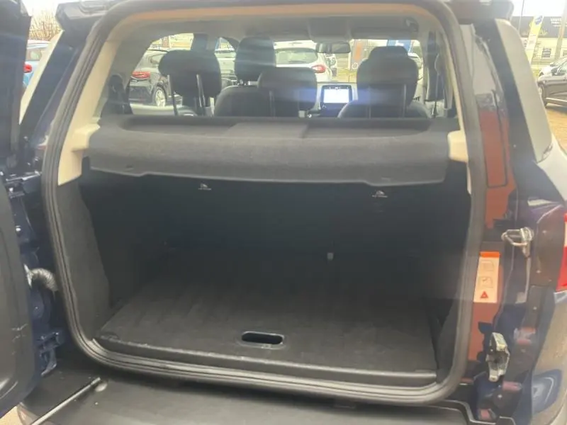 Coffre ouvert en vue arrière d'un Ford EcoSport Bleu Abysse 2021 avec tablette cache-bagages et intérieur noir.