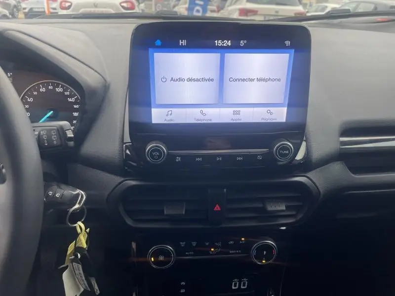 Tableau de bord noir du Ford EcoSport Bleu Abysse 2021 avec écran tactile central et commandes climatisation visibles