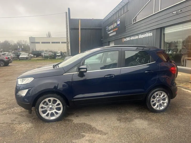 Ford EcoSport 1.0 EcoBoost 125ch Titanium bleu Abysse vue de profil côté gauche avec jantes alliage et barres de toit noires.