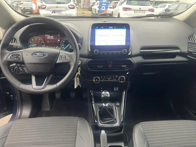 Intérieur noir du Ford EcoSport 1.0 EcoBoost 2021, vue frontale du tableau de bord avec écran tactile et levier de vitesse manuel.
