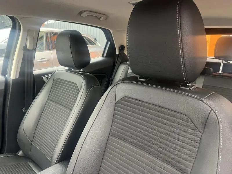 Gros plan sur les sièges avant en tissu noir Sensico du Ford EcoSport 1.0 EcoBoost 2021, intérieur spacieux et moderne.