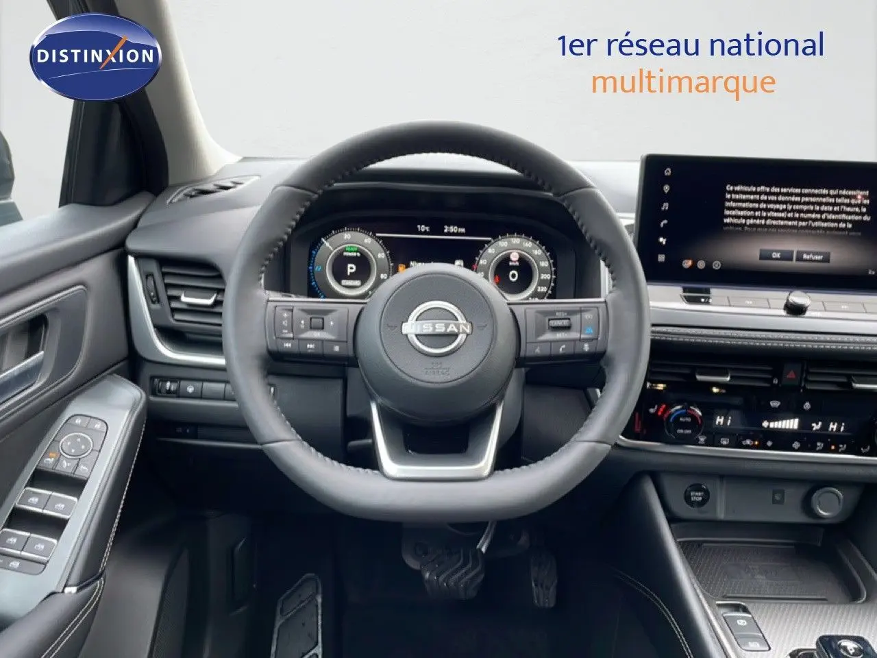 Vue intérieure centrée sur le volant cuir noir et le tableau de bord numérique du Nissan Qashqai 2025.
