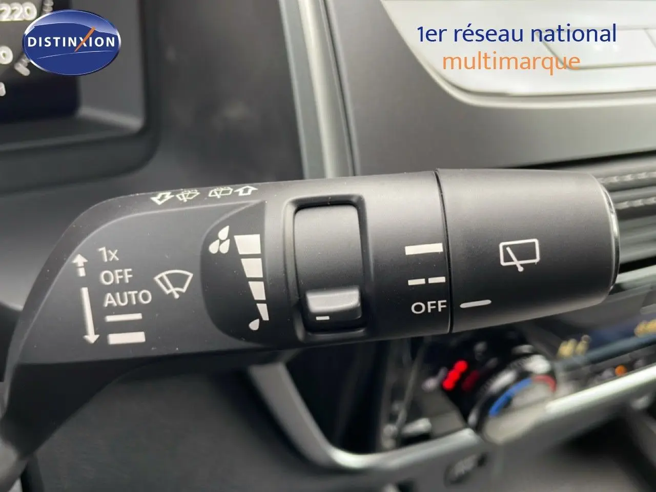 Gros plan sur la commande d’essuie-glace du Nissan Qashqai 2025, intérieur noir avec détails de réglage visibles.