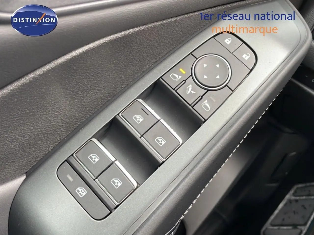 Gros plan sur les commandes de lève-vitres et rétroviseurs côté conducteur du Nissan Qashqai gris Squale Metal 2025.