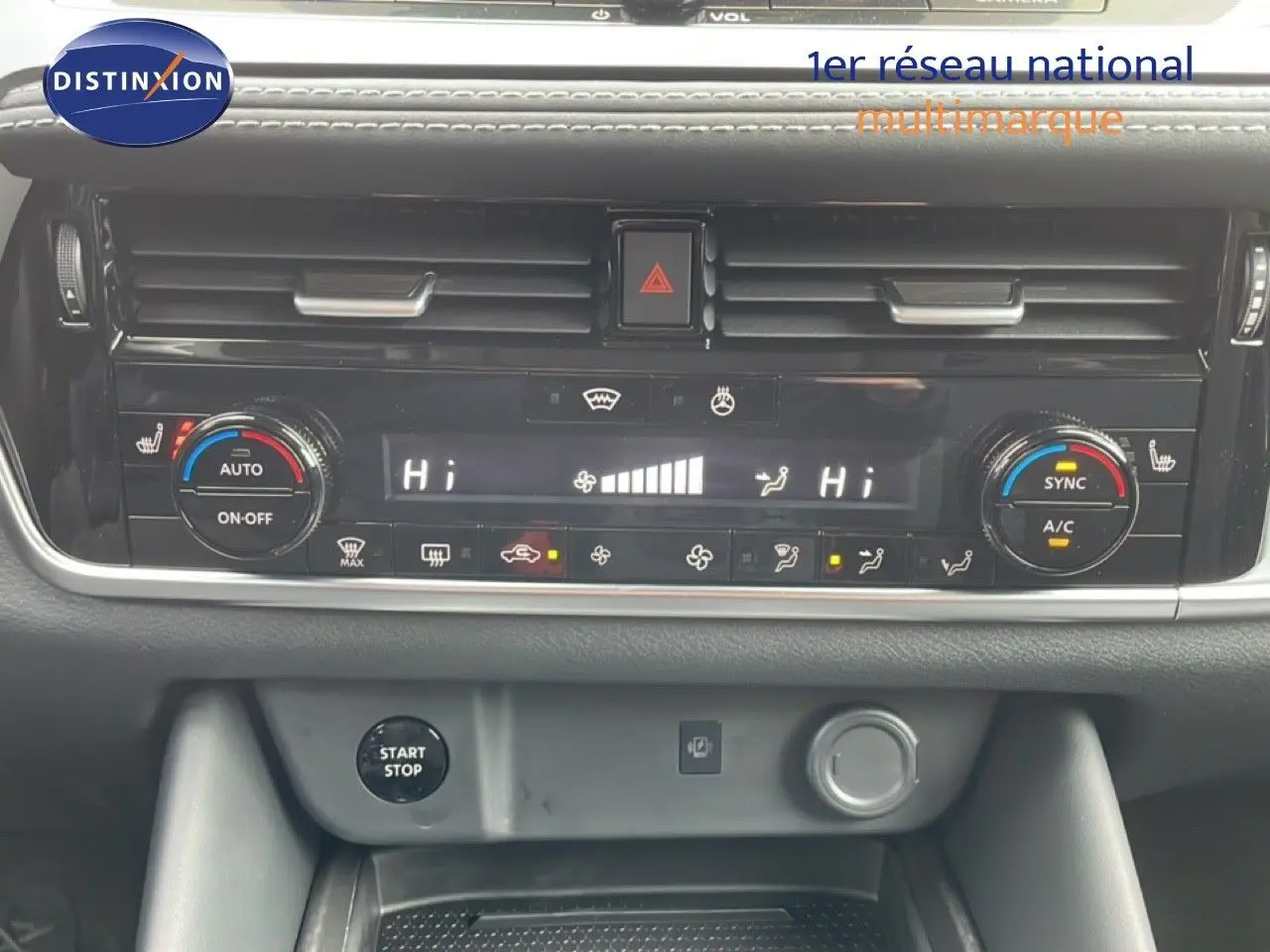 Gros plan sur la console centrale du Nissan Qashqai gris Squale Metal, mettant en valeur la climatisation automatique et les commandes tactiles.
