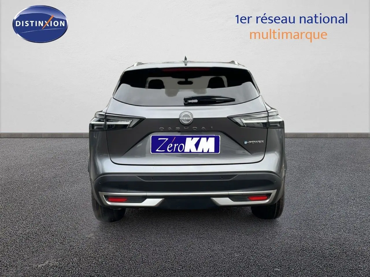 Vue arrière d'un Nissan Qashqai 1.5 E-POWER gris squale métal, avec feux LED et logo e-POWER visibles.