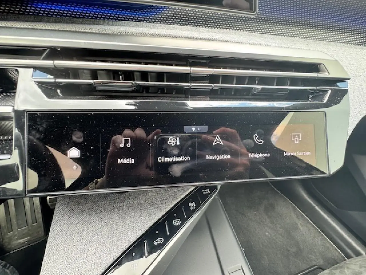 Vue rapprochée de la console centrale noire brillante du Peugeot 3008 II avec écran tactile multifonctions et commandes tactiles.