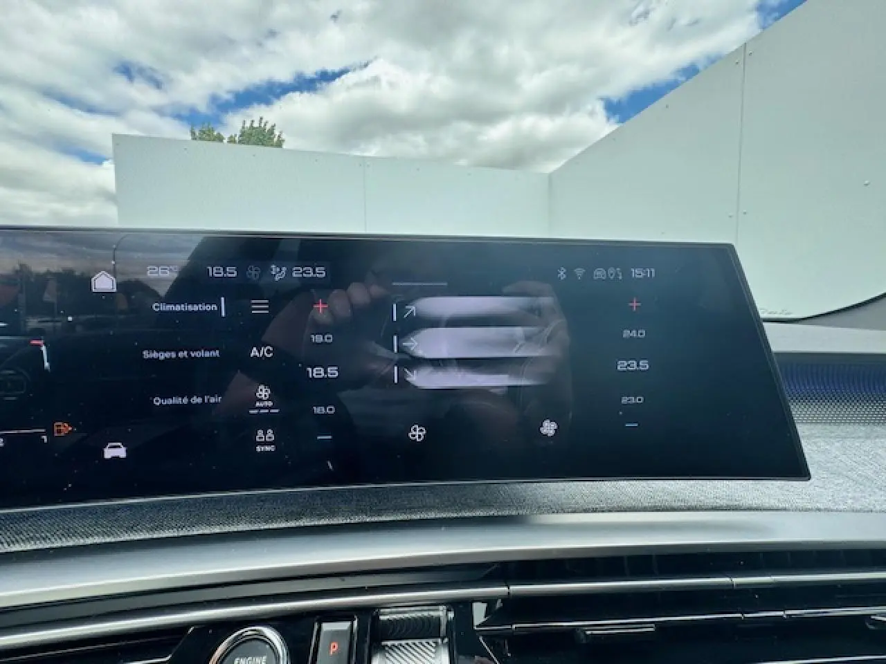 Écran tactile central affichant les réglages de climatisation dans l'habitacle du Peugeot 3008 gris titane.
