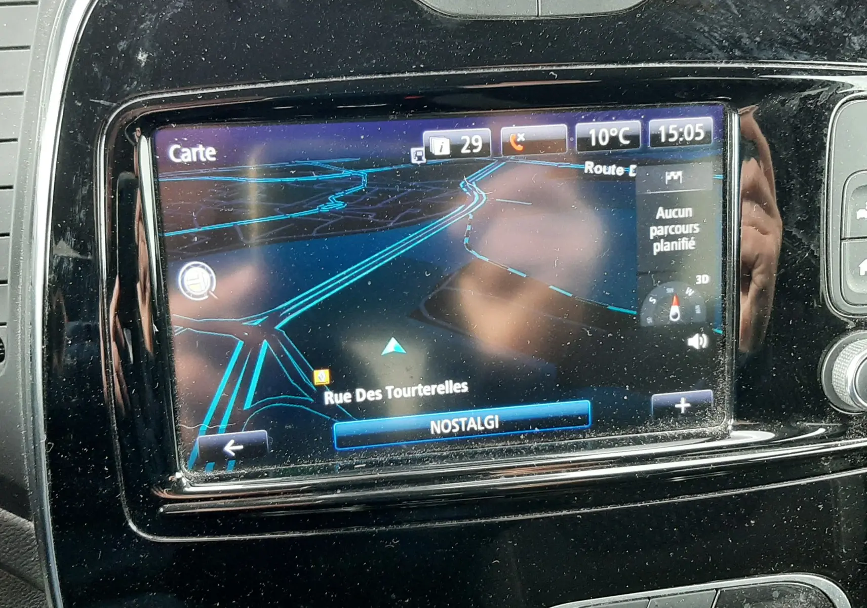 Écran central tactile du Renault Captur 2017 gris, affichant la navigation avec carte et commandes climatisation en dessous.