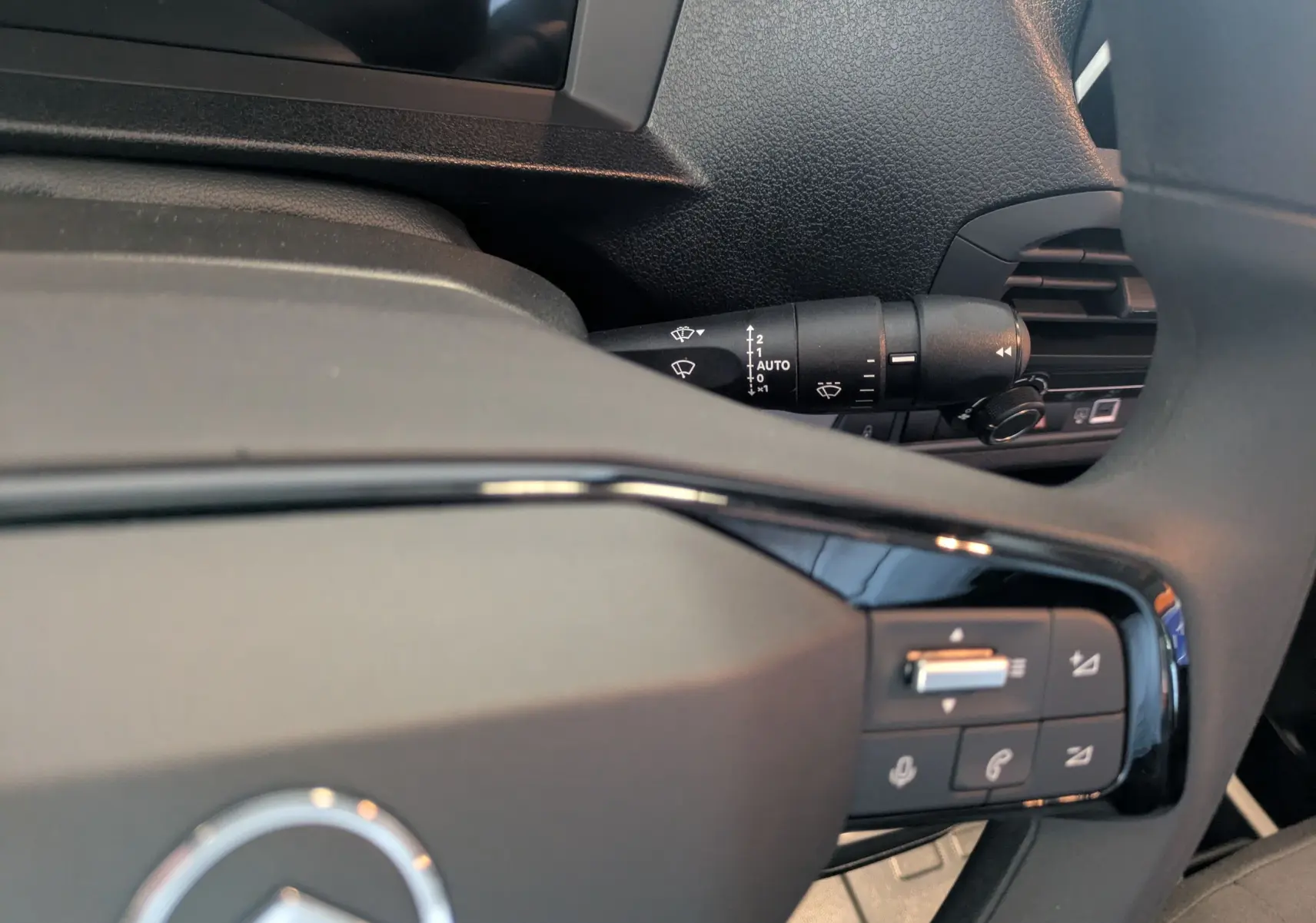 Gros plan sur la commande d’essuie-glace à gauche du volant du Citroën Jumpy Cabine Approfondie gris titane, 2025.
