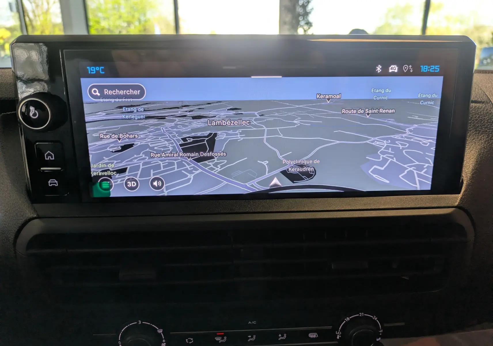 Écran tactile central affichant la navigation GPS dans l'habitacle du Citroën Jumpy Cabine Approfondie gris titane.