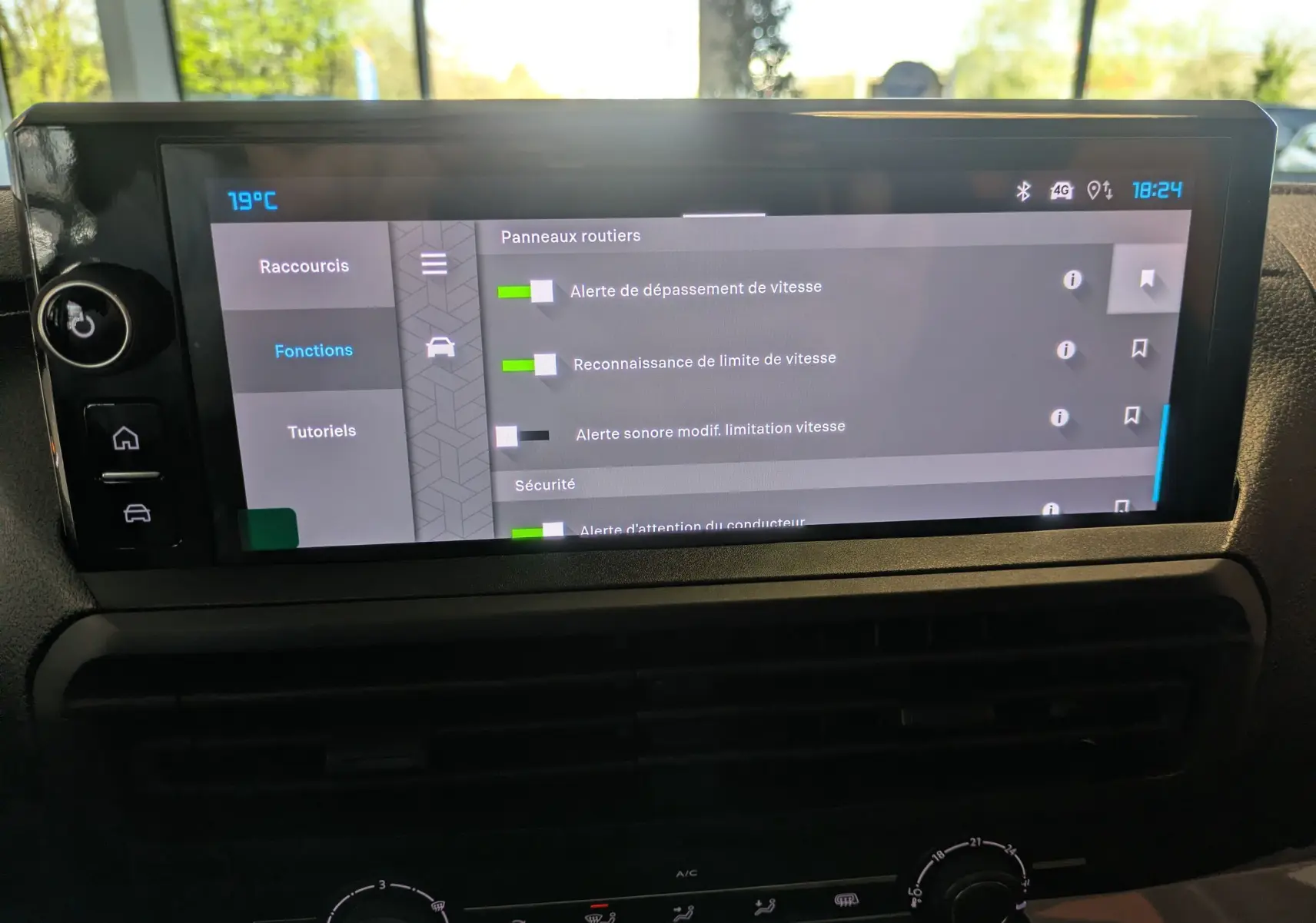 Écran tactile central du tableau de bord du Citroën Jumpy Cabine Approfondie gris titane, affichant les réglages de sécurité.
