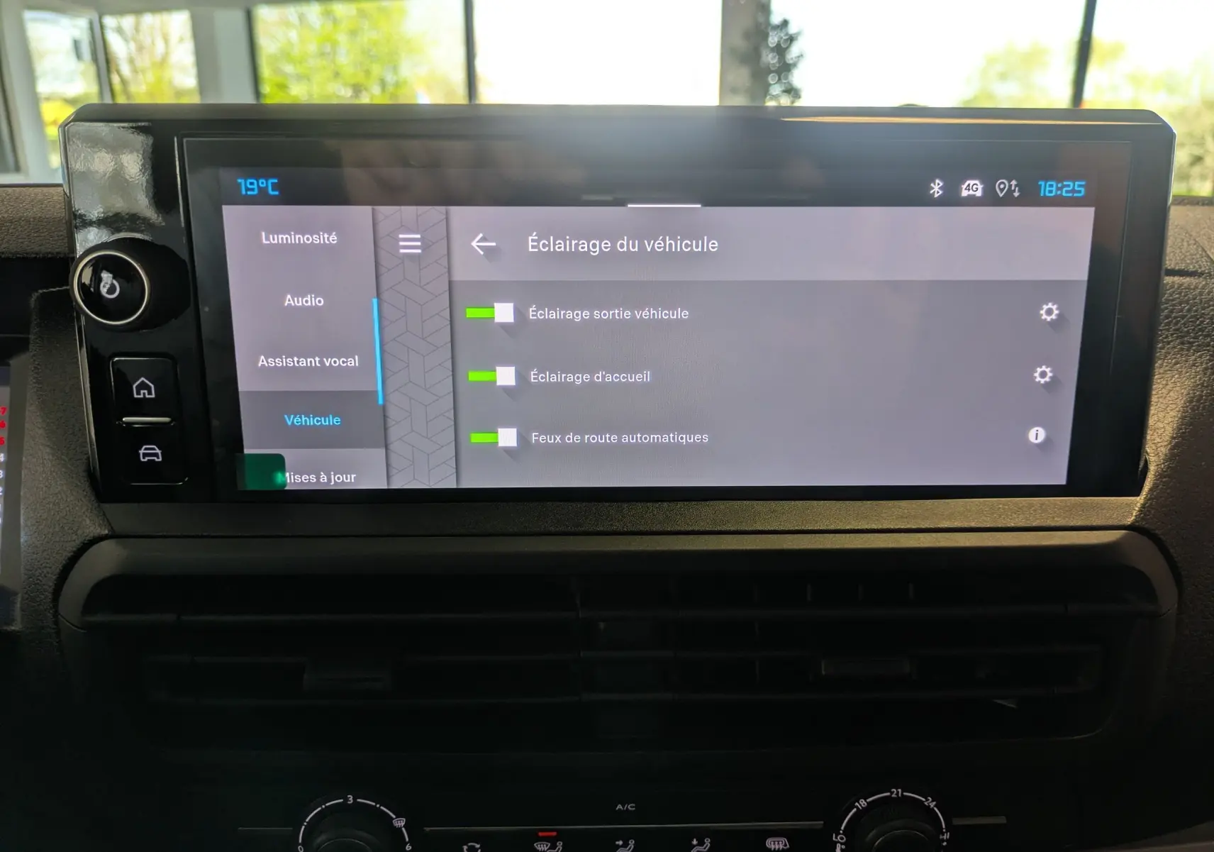 Écran tactile central du tableau de bord du Citroën Jumpy gris titane, affichant les réglages d’éclairage véhicule.