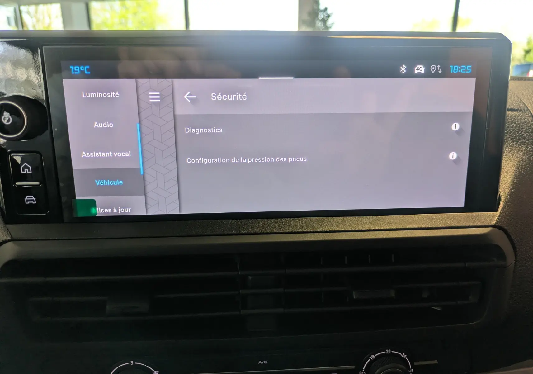 Écran tactile central du tableau de bord du Citroën Jumpy Cabine Approfondie 2025 affichant le menu Sécurité.