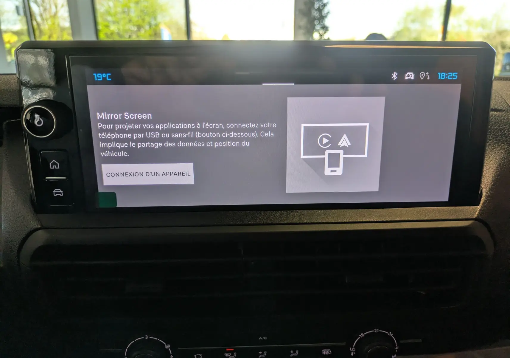 Écran tactile central du tableau de bord du Citroën Jumpy Cabine Approfondie gris titane, affichant la fonction Mirror Screen.