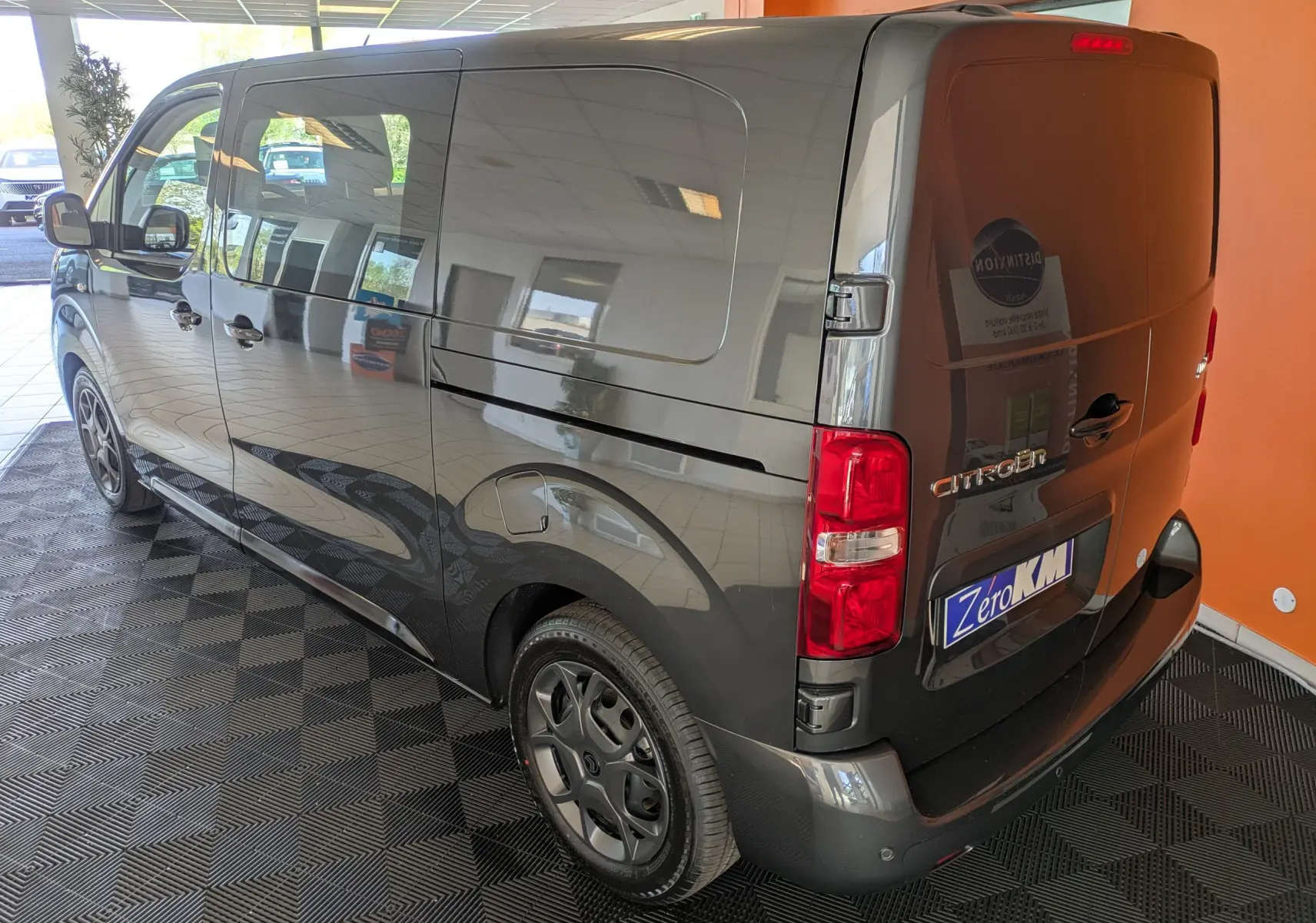 Vue 3/4 arrière droite du Citroën Jumpy Cabine Approfondie gris titane avec jantes tôle noires et porte latérale coulissante.