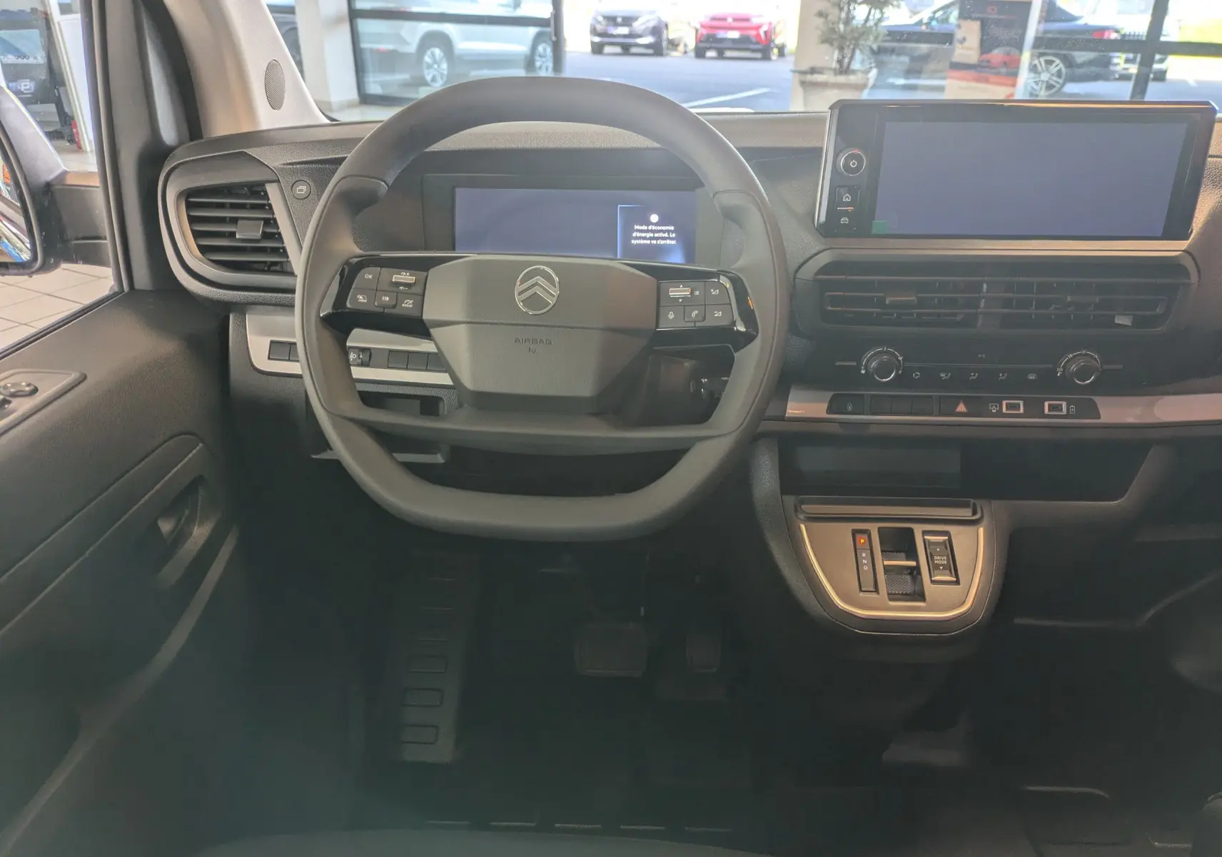Vue intérieure frontale du tableau de bord et volant noir du Citroën Jumpy Cabine Approfondie 2025.