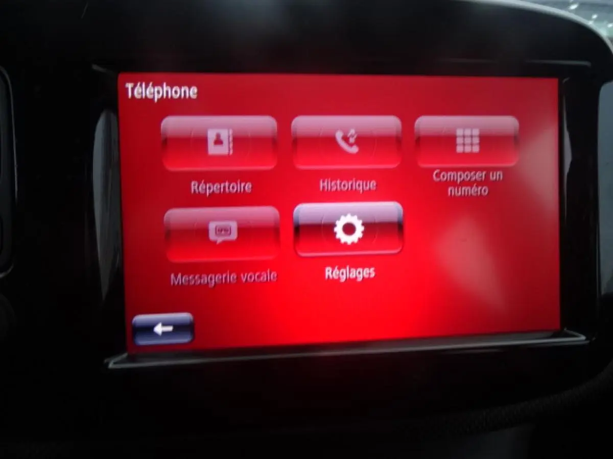 Écran tactile du système multimédia smart EQ forfour 2018 affichant le menu téléphone sur fond rouge.