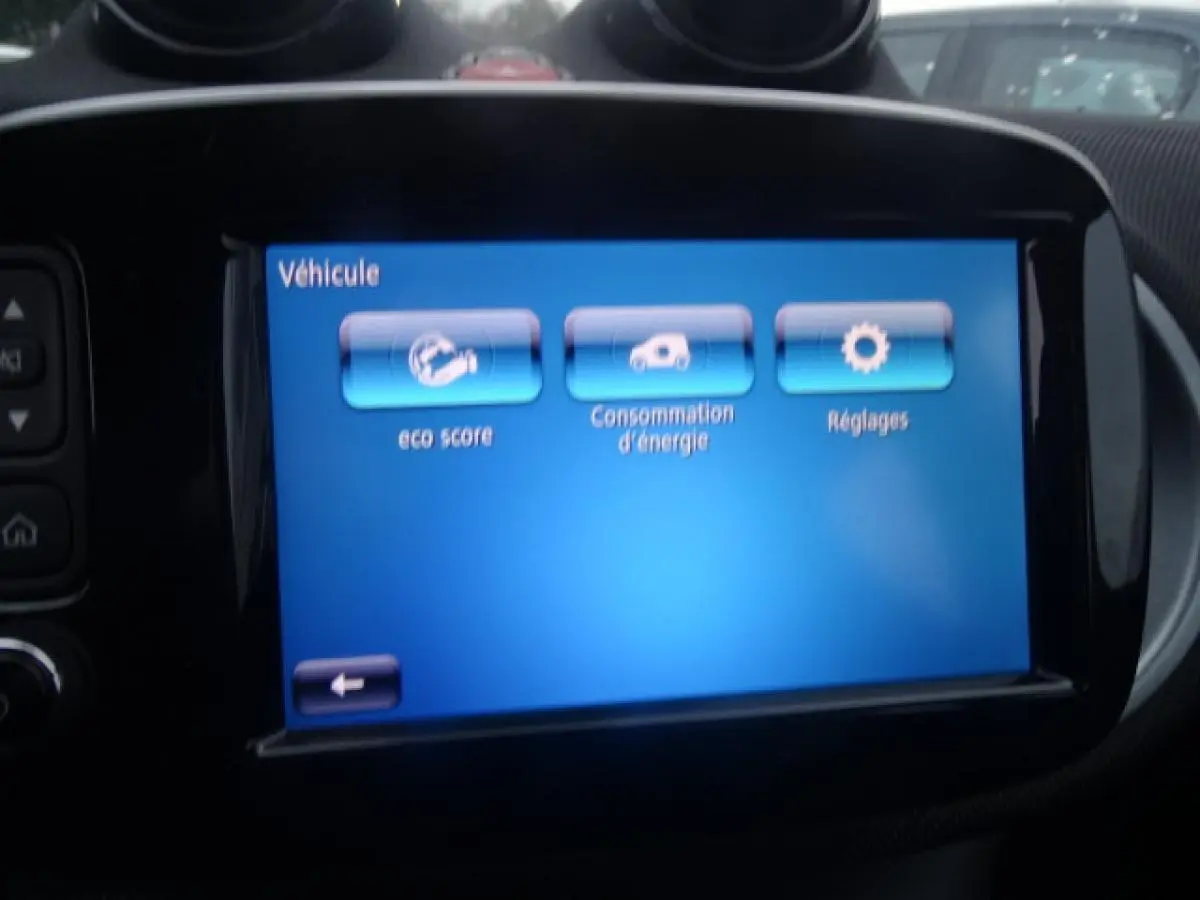 Écran tactile central du système multimédia de la Smart Forfour Electric Drive Prime, affichant les options éco score, consommation d'énergie et réglages.