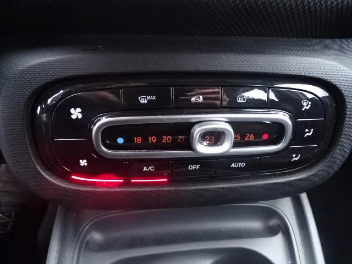 Gros plan sur la commande de climatisation automatique noire du Smart Forfour Electric Drive Prime, avec affichage digital rouge.