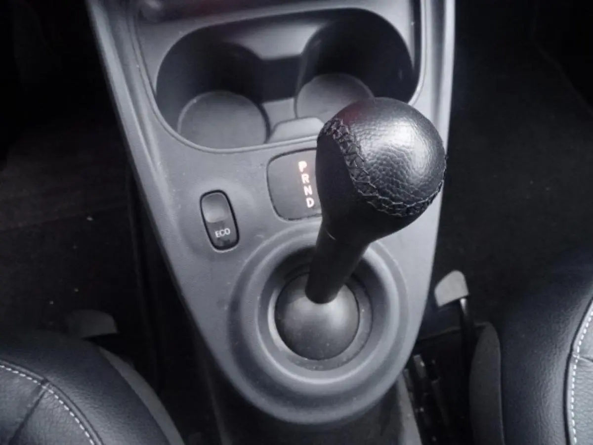Gros plan sur le levier de vitesses automatique en cuir noir de la Smart Forfour électrique, entouré de la console centrale grise.