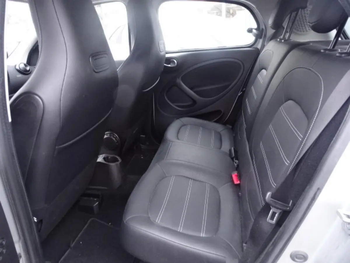 Vue intérieure arrière côté droit de la Smart Forfour Electric Drive Prime 2018, sièges cuir noir avec surpiqûres blanches.