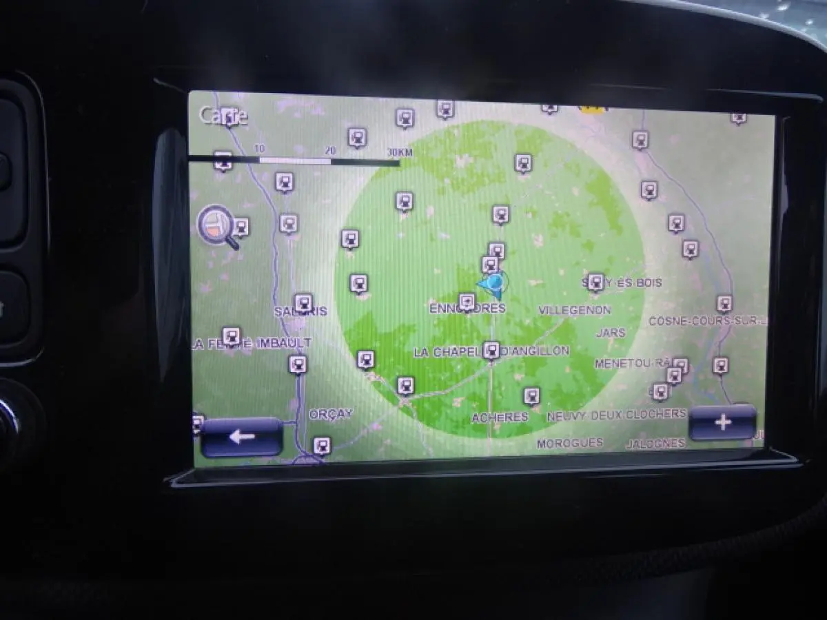 Écran tactile du système de navigation de la Smart Forfour Electric Drive Prime, vue rapprochée intérieure.