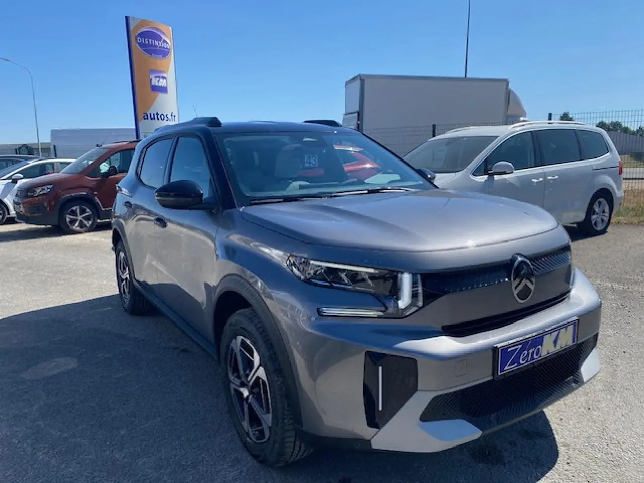 Citroën C3 Aircross gris Mercury avec toit noir, vue 3/4 avant mettant en valeur ses phares LED et jantes diamantées.