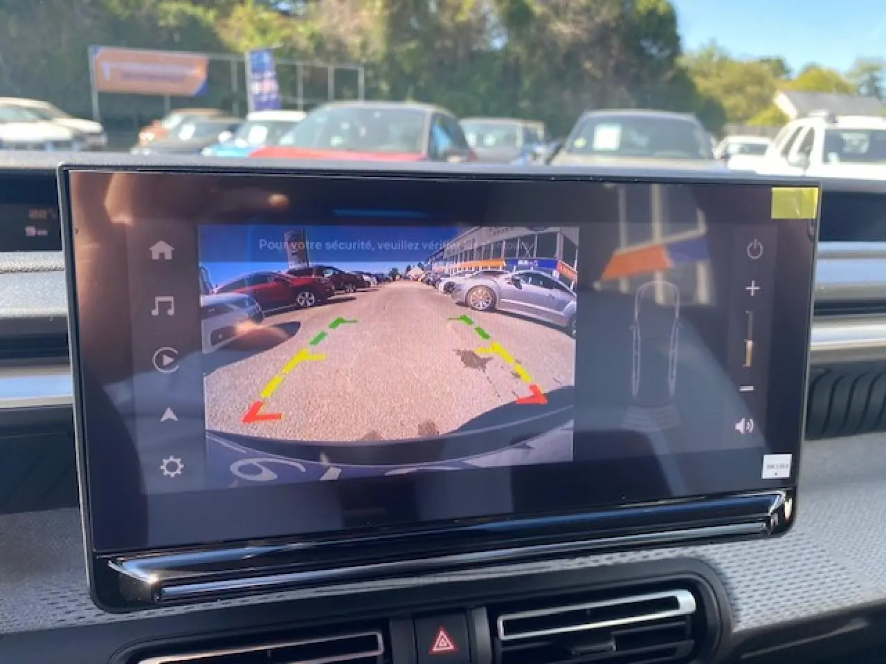 Écran central tactile montrant la caméra de recul d’un Citroën C3 Aircross gris Mercury au stationnement.