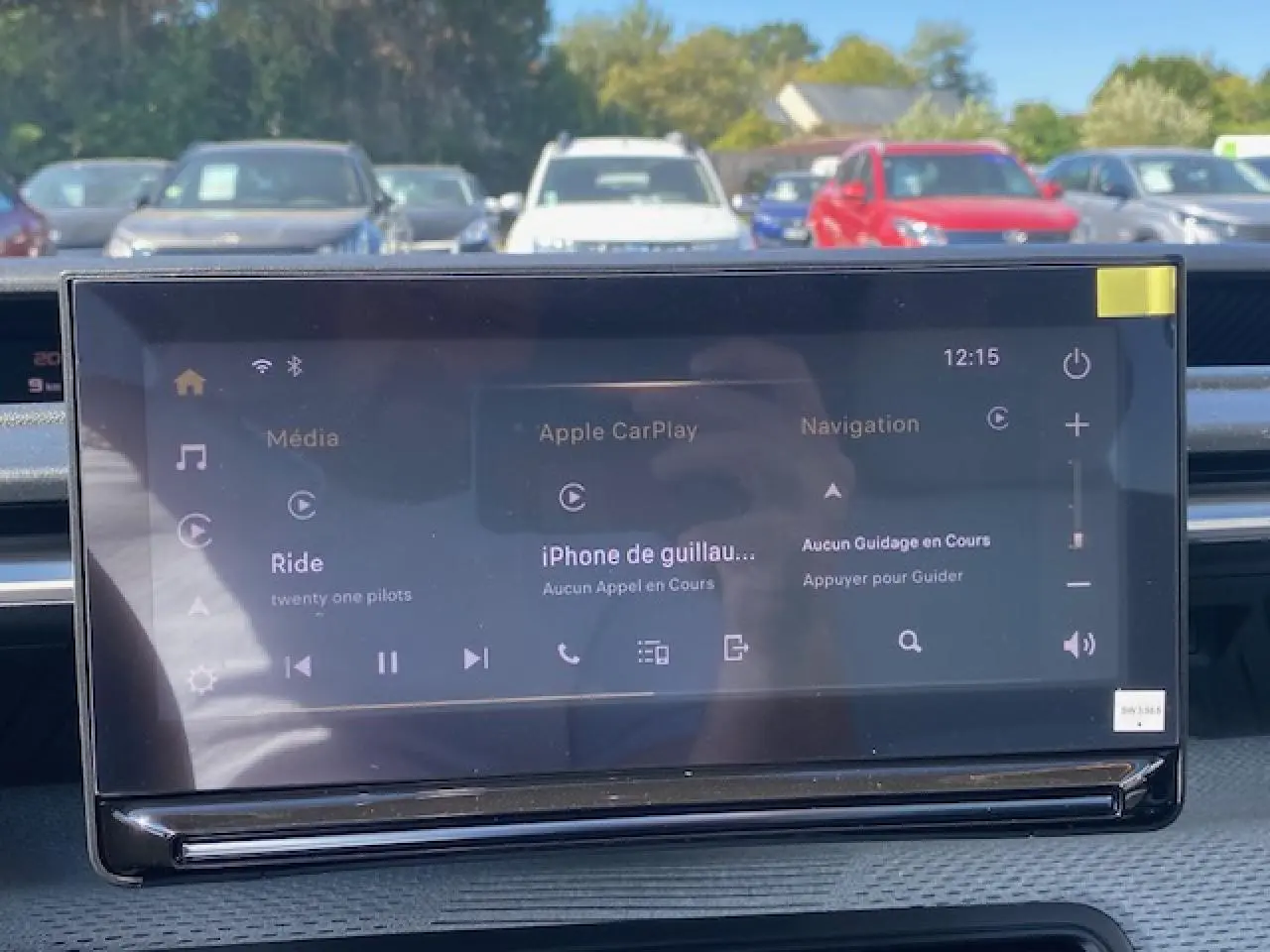 Écran tactile central 10,25'' du Citroën C3 Aircross gris Mercury, affichant Apple CarPlay et navigation.