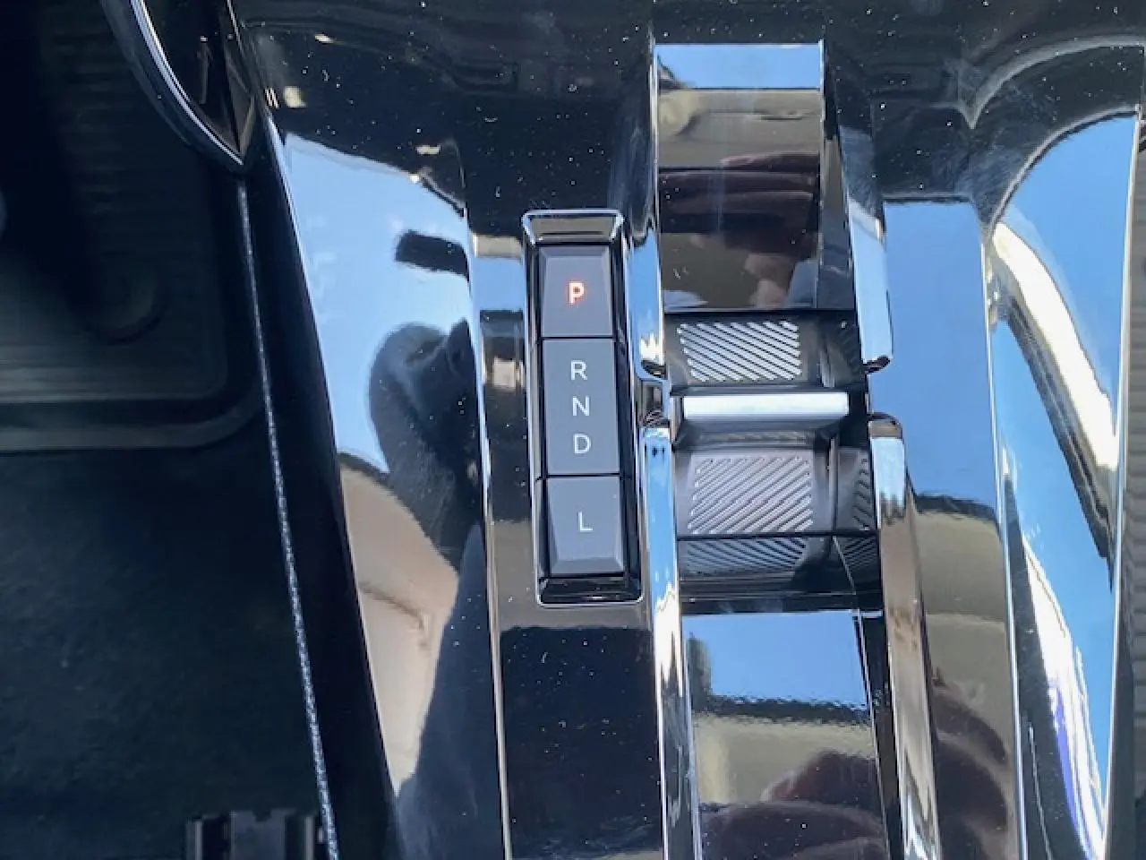 Gros plan sur la console centrale noire brillante avec sélecteur de boîte automatique du Citroën C3 Aircross 2026.