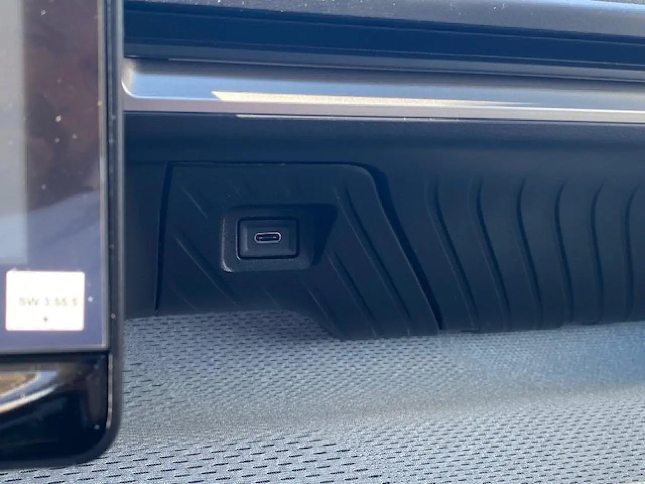 Gros plan sur une prise USB type-C intégrée dans la console centrale noire du Citroën C3 Aircross gris Mercury toit noir.