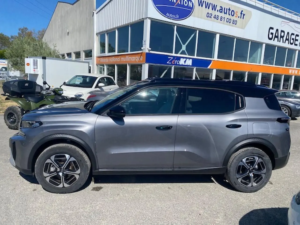 Profil côté gauche du Citroën C3 Aircross 2026 gris Mercury avec toit noir et jantes alliage 17 pouces.