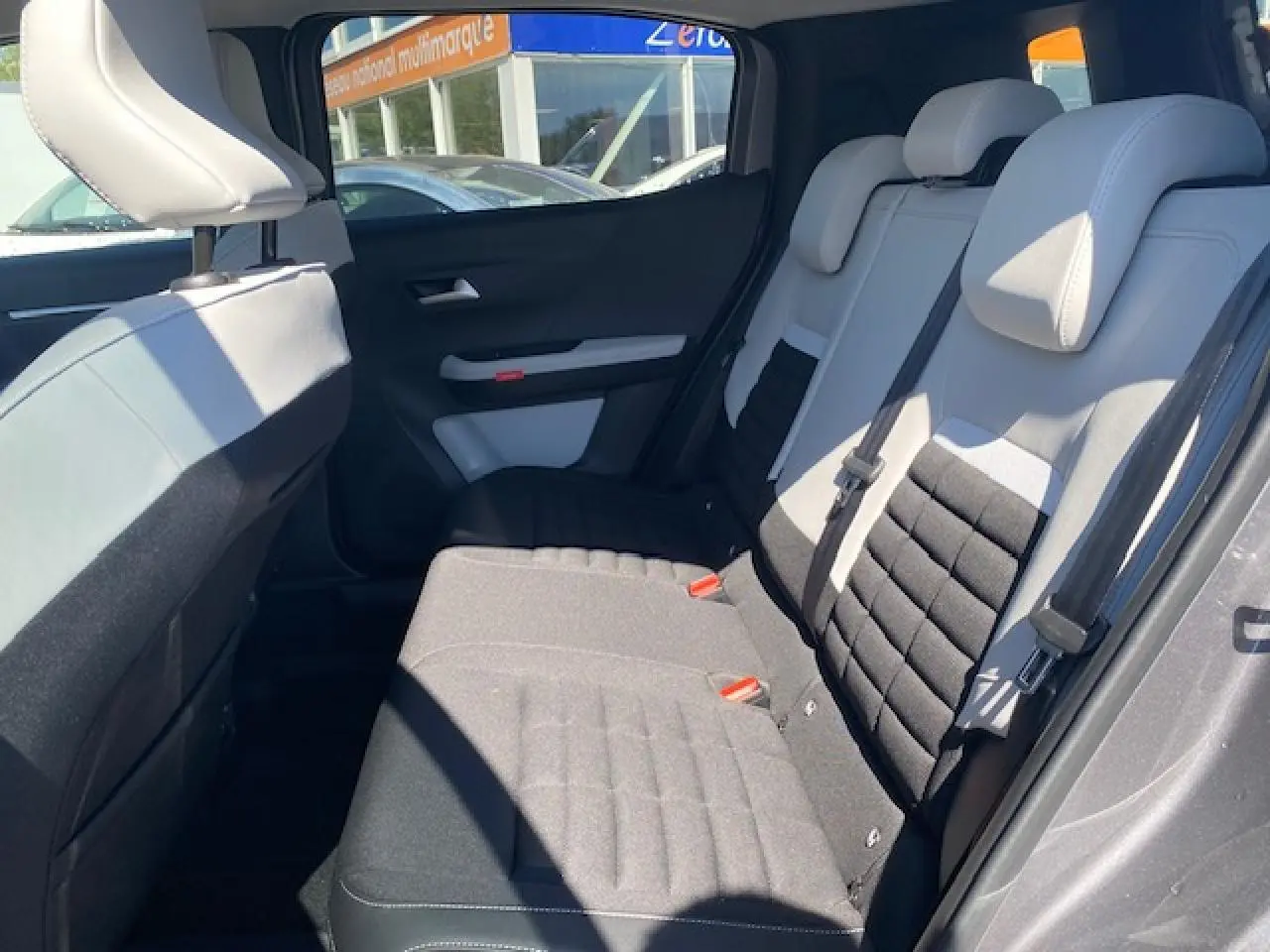 Vue côté droit de la banquette arrière gris clair et noire du Citroën C3 Aircross 2026 avec appuis-tête intégrés.