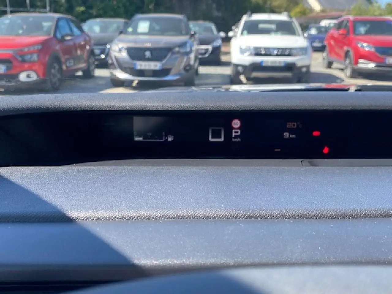 Vue intérieure du tableau de bord numérique du Citroën C3 Aircross 2026, affichage digital noir avec informations de conduite.