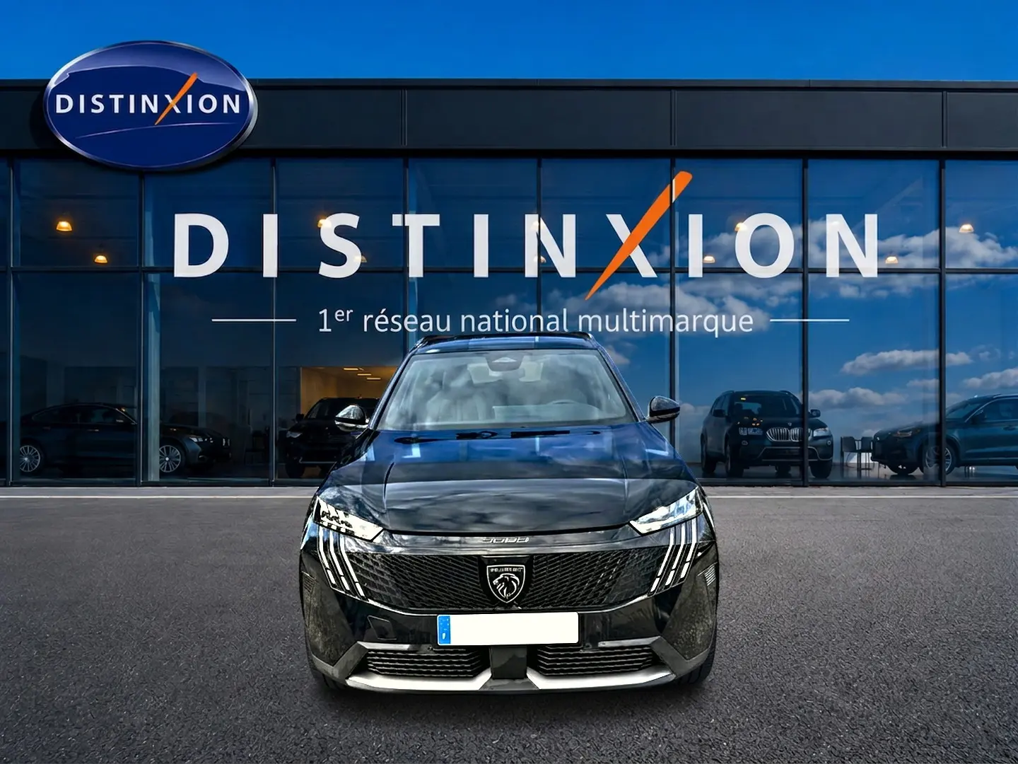 Peugeot 5008 Hybrid 145 GT noir vue de face, avec calandre distinctive et phares LED verticaux.
