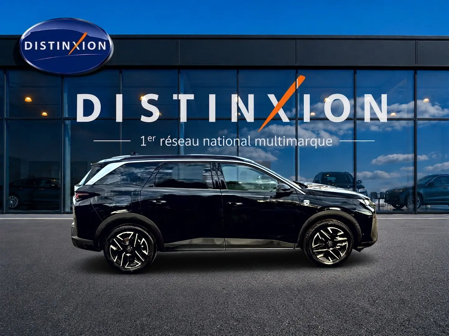 Profil côté droit du Peugeot 5008 Hybrid 145 GT noir, avec jantes alliage et vitres arrière surteintées.