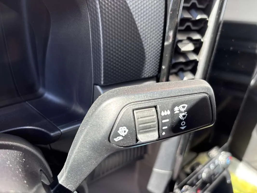 Gros plan sur la commande des essuie-glaces du Ford Ranger 2026, intérieur noir avec détails texturés.