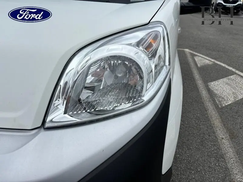 Gros plan sur le phare avant droit blanc du FIAT Fiorino 2018, mettant en valeur le design clair et les détails du bloc optique.