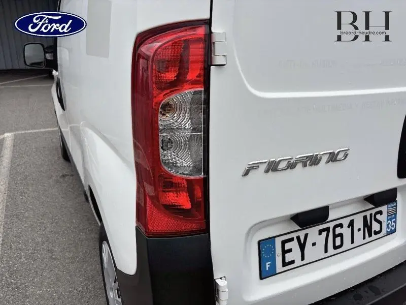 Gros plan sur le feu arrière droit et le logo FIAT Fiorino blanc, avec la plaque d'immatriculation française visible.