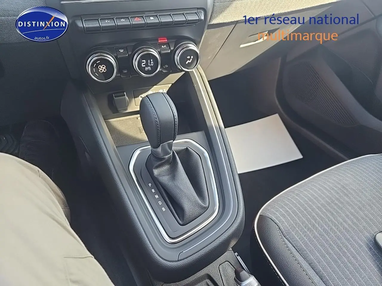 Vue rapprochée de la console centrale et levier de vitesse automatique de la Renault Clio V 1.6 e-tech 145 techno.
