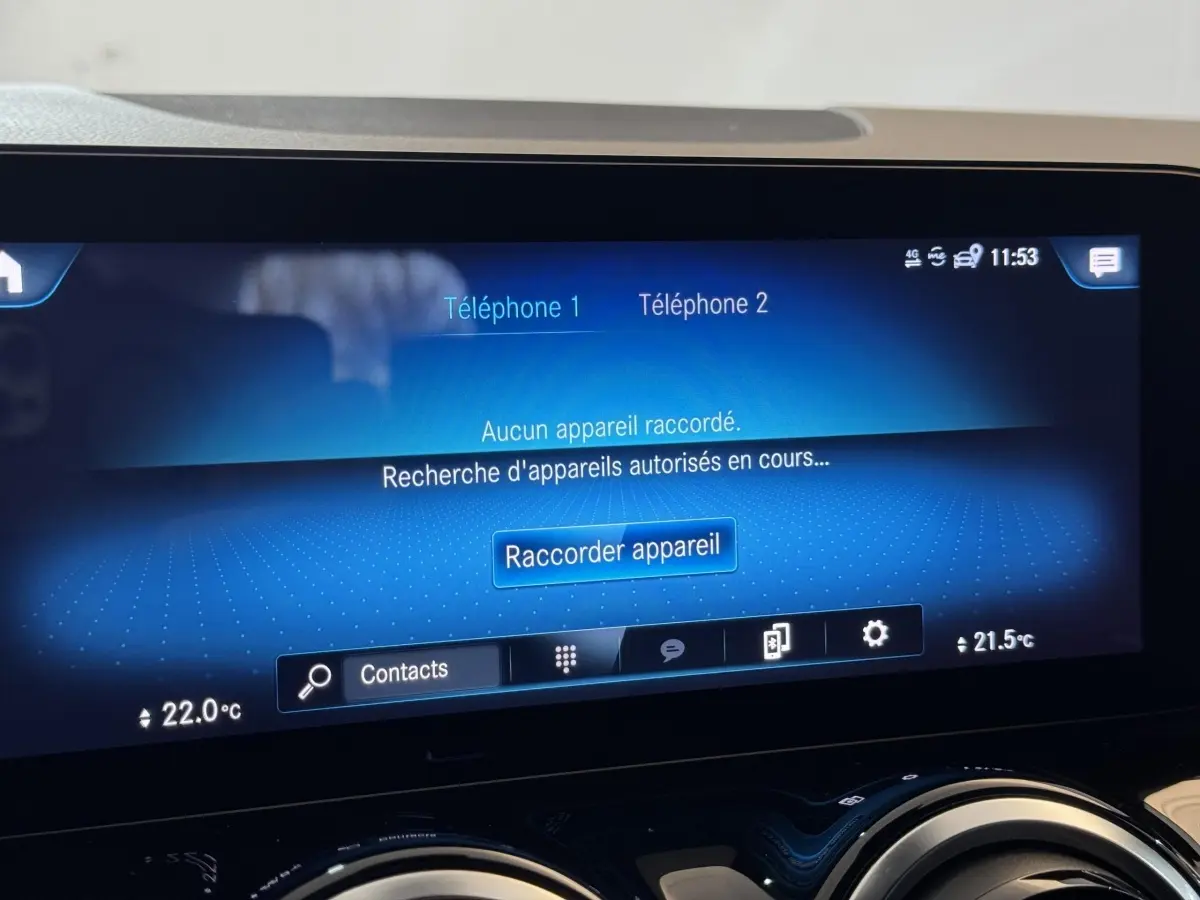 Écran tactile central bleu du tableau de bord du Mercedes GLA 250 e Business Line 2023, affichage connectivité téléphone.