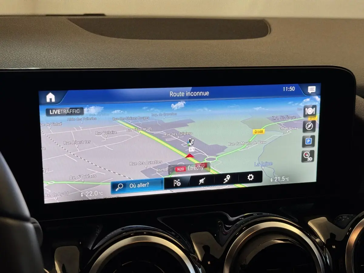 Écran tactile central affichant la navigation dans l’habitacle du Mercedes GLA 250 e Business Line gris foncé.