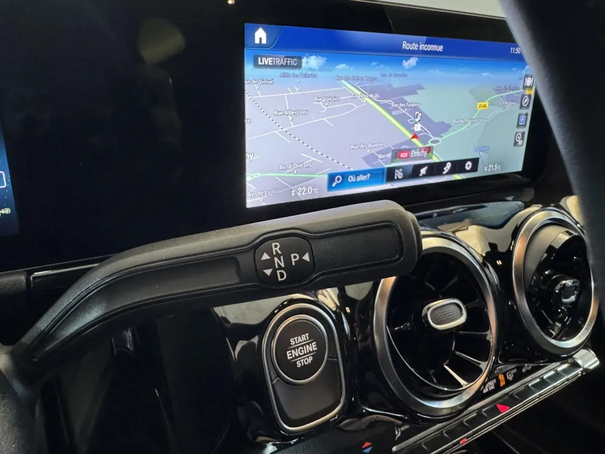 Vue intérieure du tableau de bord du Mercedes GLA 250 e 2023, avec écran tactile de navigation et commande de boîte auto.