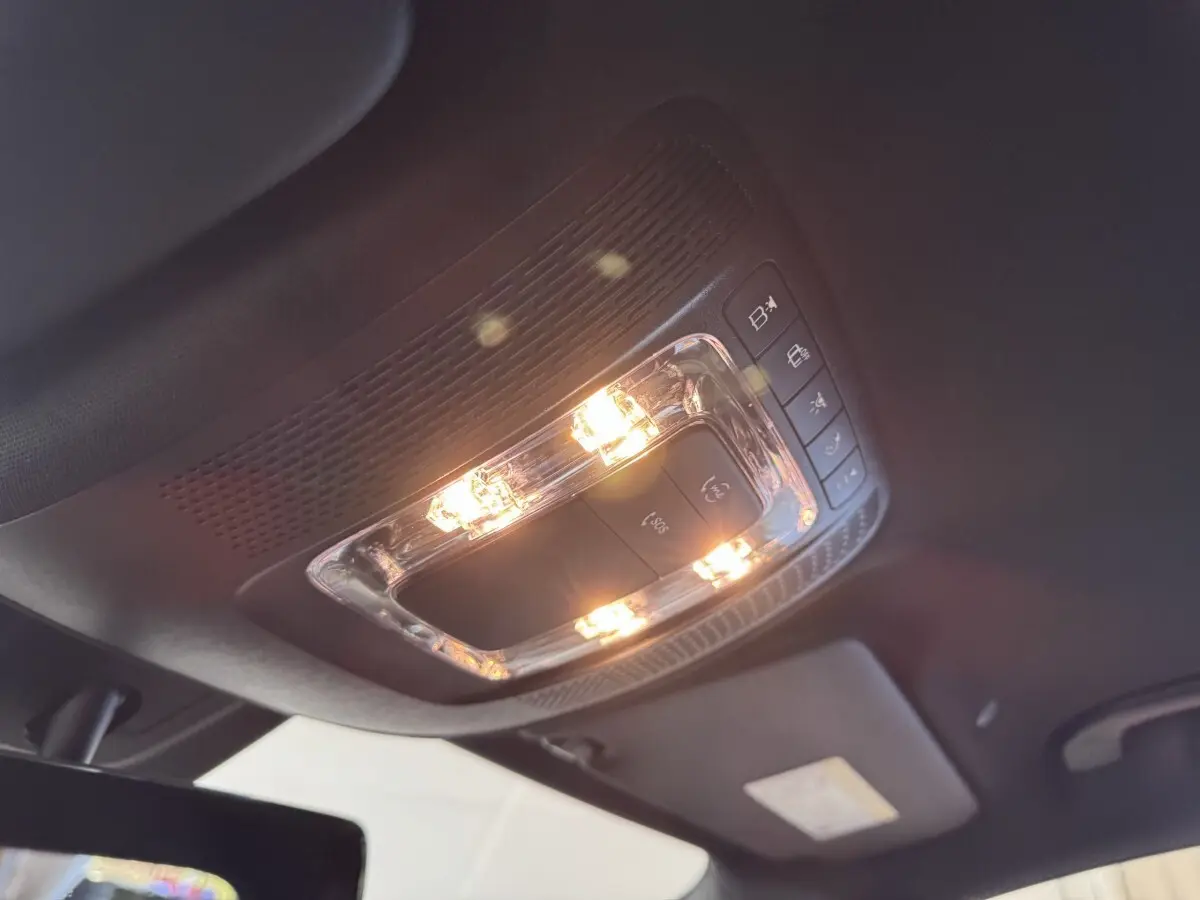 Plafonnier intérieur allumé vu en contre-plongée dans un Mercedes GLA 250 e Business Line gris foncé 2023.