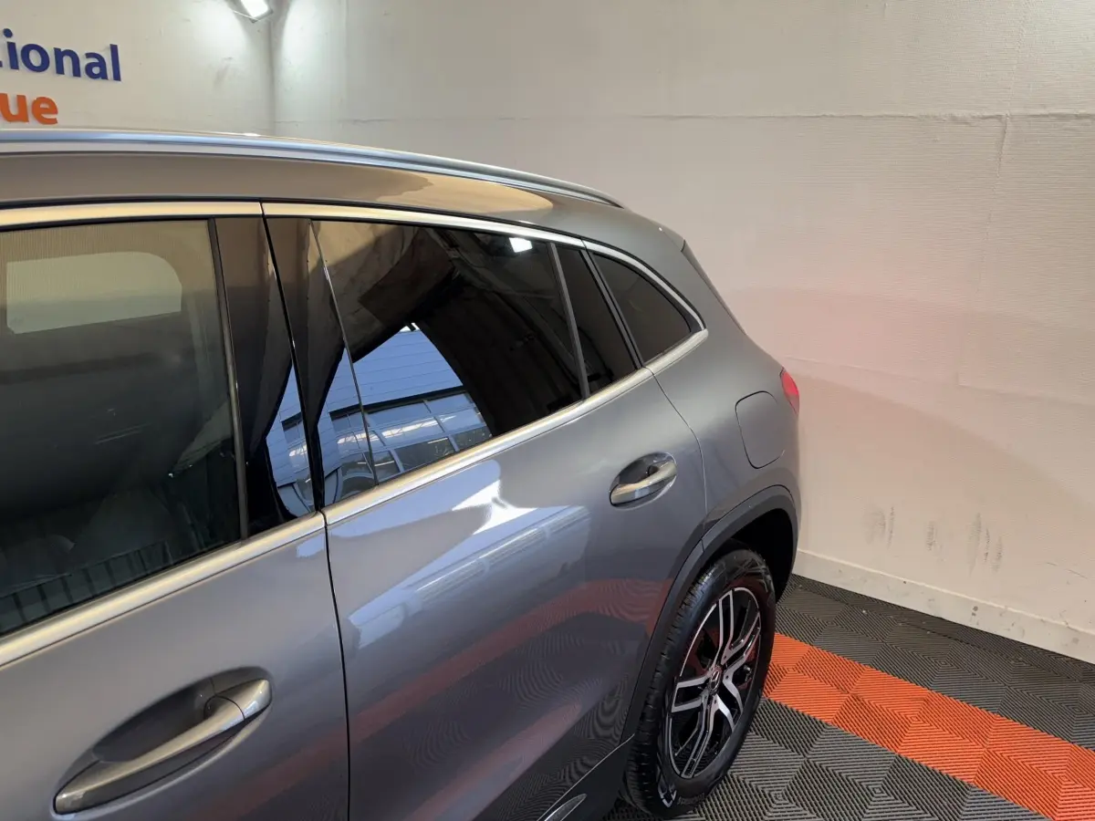 Vue 3/4 arrière droit d’un Mercedes GLA 250 e Business Line gris foncé avec jantes alliage et vitres teintées.