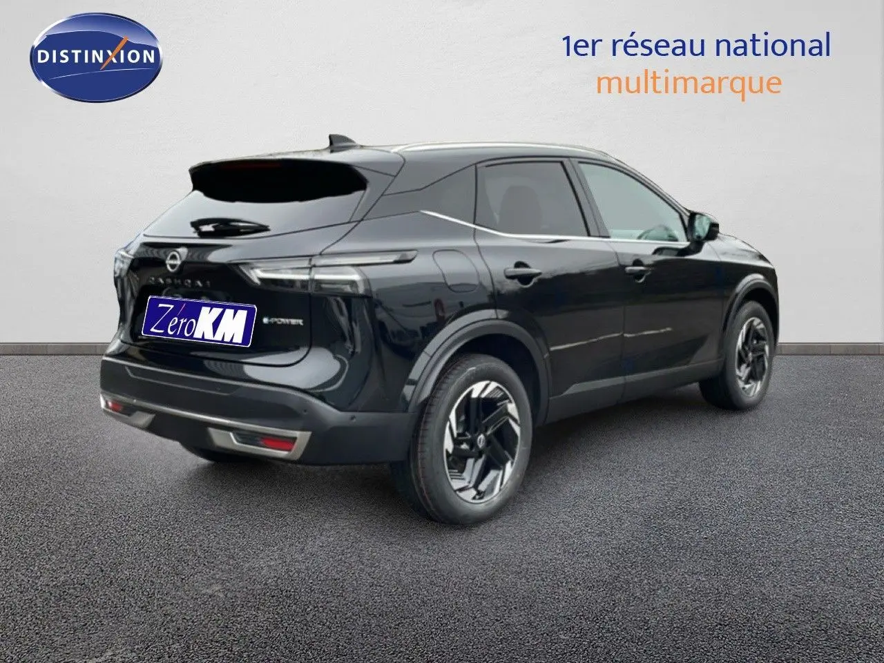 Vue 3/4 arrière droite d'un Nissan Qashqai noir perle métal avec jantes noires et détails modernes.