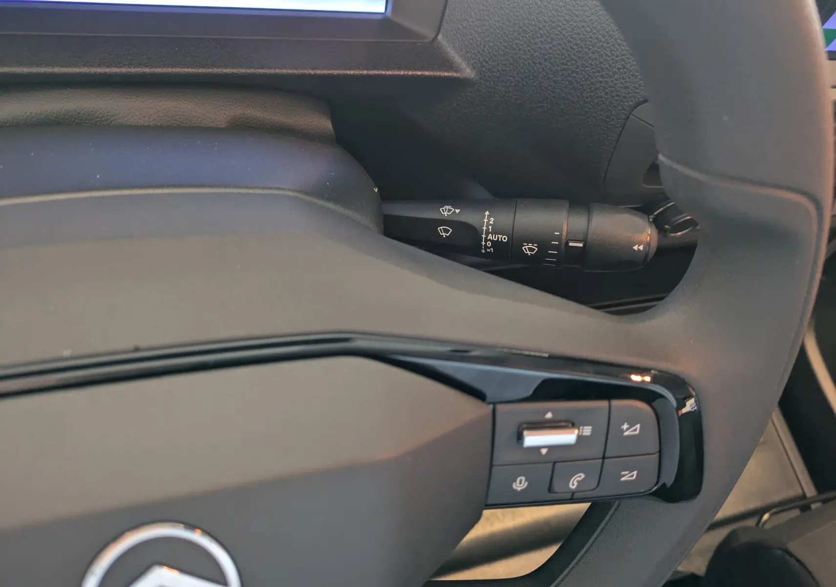 Gros plan sur le volant noir de la Citroën Jumpy XL 2025 avec commandes intégrées et manette d'essuie-glace visible.